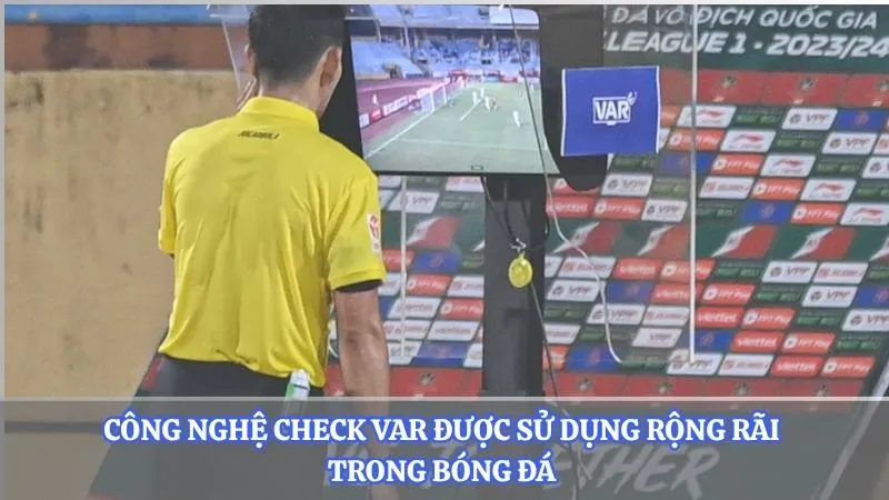Công nghệ check VAR được sử dụng rộng rãi trong bóng đá 